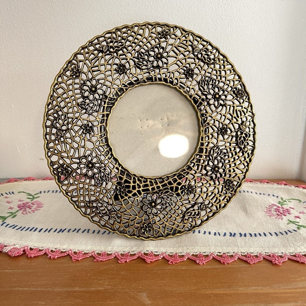 Cynthia Rowley Antiqued Gold Tone Floral Openwork Round Picture Frame Photo 3"